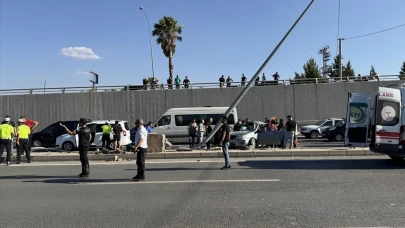 Kahramanmaraş’ta Otomobil Aydınlatma Direğine Çarptı: 3 Yaralı