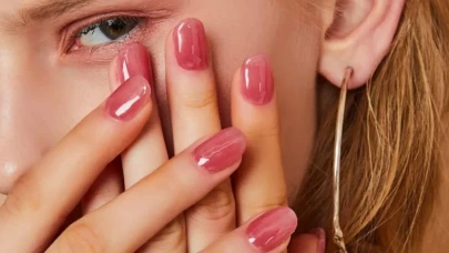 2025’in tırnak modası: Rose water manikür ile cam gibi zarif eller