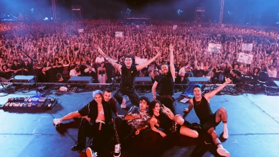 Yenikapı’da binlerce kişi tek ses oldu: Dolu Kadehi Ters Tut ve Duman sahneyi salladı