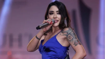 Melek Mosso Sahnesini Hayranına Açtı: “Teşekkürler Korkuteli’nin Güçlü Kadınları”