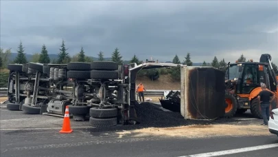 İstanbul yolunda kabus! kamyon devrildi, ulaşım durdu