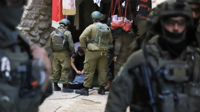 İsrail askerleri eşliğinde yahudi yerleşimcilerden El Halil’e gerginlik yaratan baskın