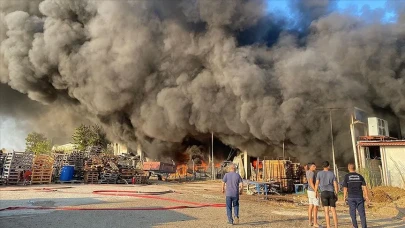 Serik’te depo yangını: Alevler soğuk hava deposundan bakliyat deposuna sıçradı!