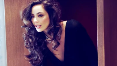 Azra Akın’dan şok çıkış: “43 yaşındayım, estetiğim sıfır!”