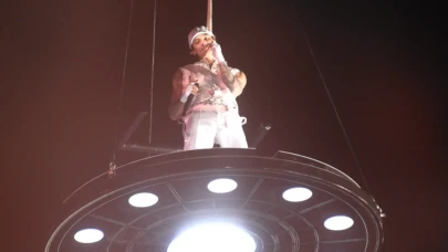 İstanbul Festivali’ne damga vuran an: Çakal UFO’yla sahnede!