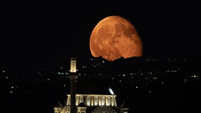 İstanbul’da son şişkin ay gecesi! Efsane kareler
