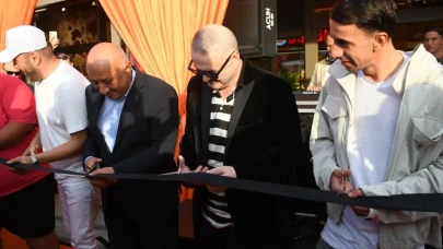 Şafak Sezer mekân açılışını sahneye çevirdi! O anlar dakikalar içinde viral oldu