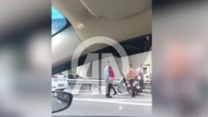 Esenler’de tehlikeli şerit değişimi: Otomobilin motosiklete çarpma anı kamerada
