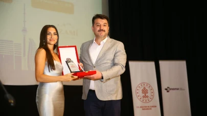 Bakü’de Duygu Mercan rüzgarı: Kırmızı halıda büyüleyen anlar