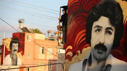 Adana’da, Müslüm Gürses ve Ferdi Tayfur’un portreleri mahalle duvarlarını süsledi