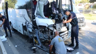 Alanya'da iki midibüs çarpıştı: 2’si ağır, 15 kişi yaralandı