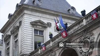 Fransa'da dikkat çeken eylem: Lyon Belediye Binasına Filistin bayrağı asıldı