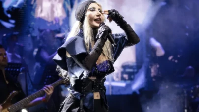 Hande Yener manga tarzı sahnesiyle Girne'de olay yarattı