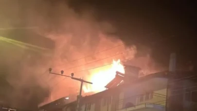 Burdur’un Gölhisar ilçesinde apartman çatısında çıkan yangın daireyi sardı