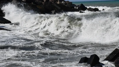 Karadeniz kabardı: Düzce’de 3 metrelik dalgalar sahilleri vurdu