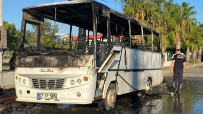 Antalya’da park halindeki midibüs alev alev yandı