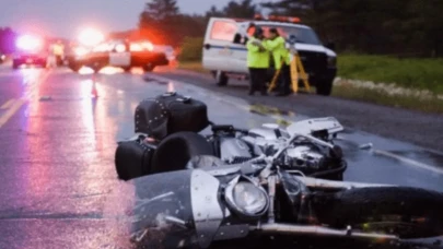 Kaygan yolda kaza: Ehliyetsiz sürücü hastaneye kaldırıldı