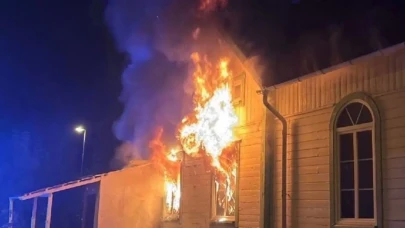 İsveç'te camide şüpheli yangın: Polis kundaklama ihtimalini araştırıyor