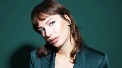 Türk kızı Didem Özek Netflix’e şarkılarıyla damga vurdu