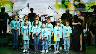 Candan Erçetin 30. yılını TEGV’li çocuklarla sahnede kutladı