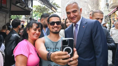 Bakan Ersoy Beyoğlu’nda vatandaş ve gençlerle buluştu
