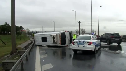 E-5’te yağmur kazası: Hafriyat kamyonu kayarak devrildi.