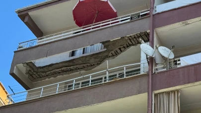 İstanbul'un göbeğinde balkon bir anda çöktü: Mahalle ayağa kalktı