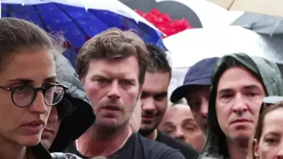 Cenazede gergin anlar! Kıvanç Tatlıtuğ o soruya çok sinirlendi