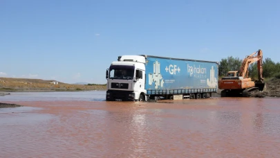 Hafik’te kızılırmak’ta mahsur kalan tır iş makineleriyle çıkarıldı