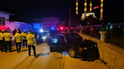 Duvara çarpan araçtan cephanelik çıktı