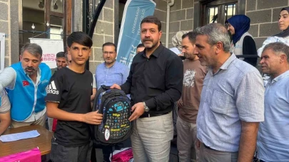 Diyarbakırlı iş aadamı Mehmet Bozkuş’tan öğrencilere kırtasiye desteği
