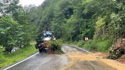 Trabzon'da belediye ekipleri harekete geçti! Heyelanlara müdahale sürüyor...