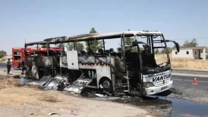 Van’da yolcu otobüsü alev aldı: Yolcular son anda tahliye edildi