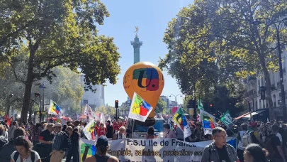 Paris’te hükümetin ekonomi politikalarına karşı binler sokağa çıktı
