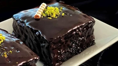 En lezzetli bol soslu ıslak kek tarifi! Yumuşacık ve yoğun çikolata lezzeti