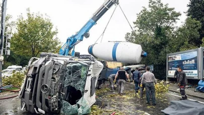 Tunceli’de kaza: Beton mikseri ve tır devrildi