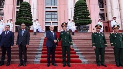 Vietnam'da diplomatik ziyaret: Güler’den Mozoleye saygı