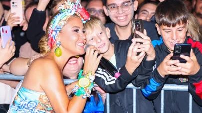 “Limonlu Gülben” sahnede parladı! Gülşah Saraçoğlu kostümü olay oldu