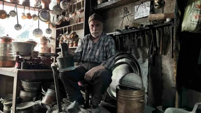 Tosya’da 78 yaşındaki usta, yok olmaya yüz tutan kalaycılık mesleğini sürdürüyor