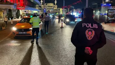 Polis geceden sabaha görevdeydi: Ruhsatsız silah, uyuşturucu ve kaçak para...