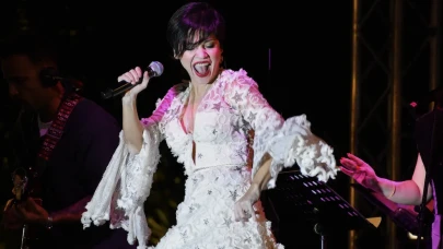 Aydilge sahnede isyan etti: “Kadınların kıyafeti değil, vicdanlar konuşulsun”