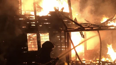 Gece yarısı alevler yükseldi: Ordu’da iki katlı ahşap ev kül oldu!