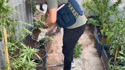 Balkonda uyuşturucu üretmiş: Mersin’deki evden çıkanlar jandarmayı şoke etti!