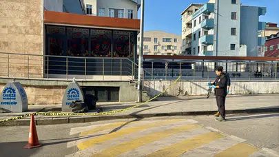 Gebze'de sokakta şok anlar! Yürürken kurşunların arasında kaldılar