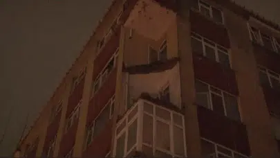 Sağanak felaketi getirdi...Binanın balkonu bir anda çöktü!