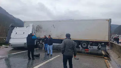 Sakarya'da çekici hafif hasar aldı, trafik ağır darbe yedi!