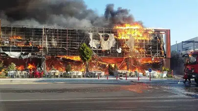 Pakistan'da alışveriş merkezinde çıkan yangın dehşet saçtı!