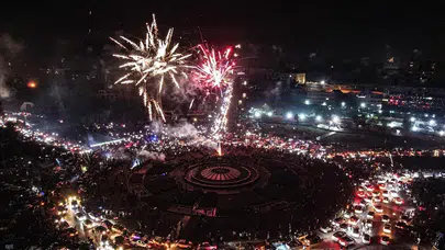 Tabka’da sevinç sokaklara taştı: Halk YPG/SDG’nin çekilmesini kutladı