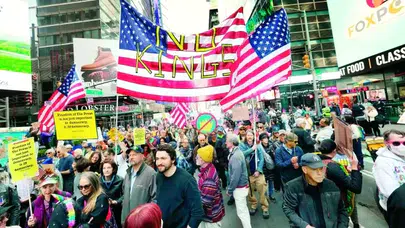 Trump’ın ilk yılına protesto: Kaliforniya’da yüzlerce kişi sokakta!