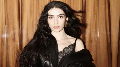 Geçen yılın stil ikonu Hazar Ergüçlü, bu kez ödül takdim etti